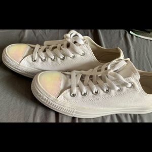 NWOT Women’s converse shoes